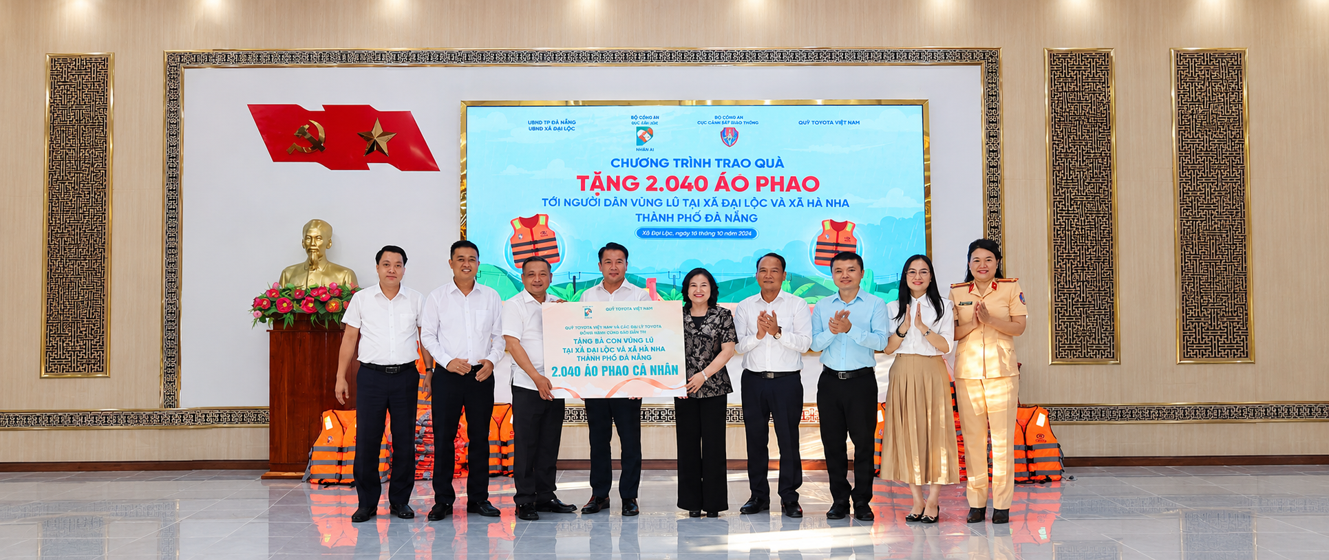 Quỹ Toyota Việt Nam đồng hành cùng chương trình trao tặng 2.040 áo phao cứu sinh tại Đà Nẵng