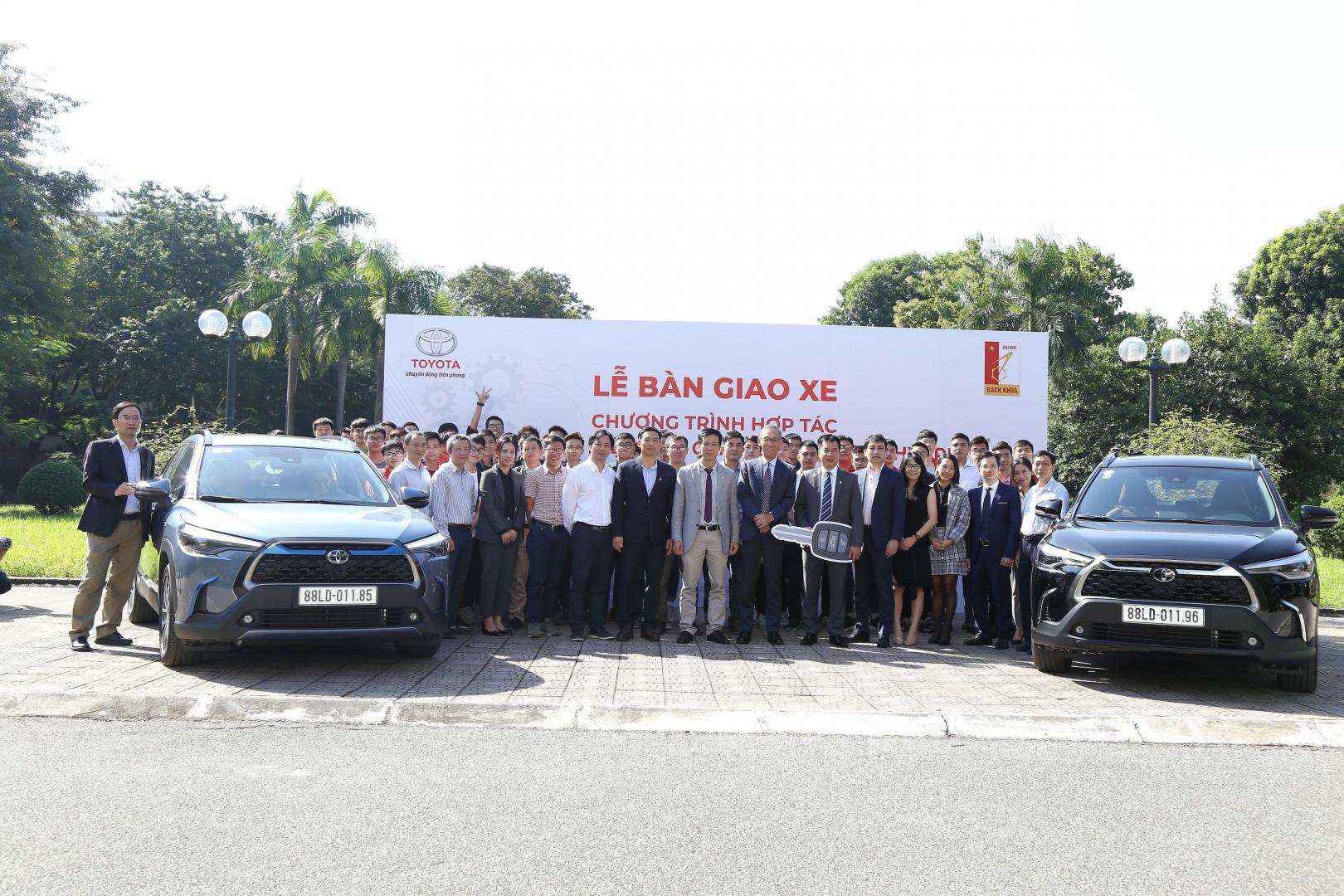 Toyota Việt Nam bàn giao xe Corolla Cross cho trường Đại học Bách Khoa Hà Nội trong chương trình hợp tác nghiên cứu hiệu quả của xe công nghệ Hybrid trong điều kiện sử dụng thực tế tại Việt Nam