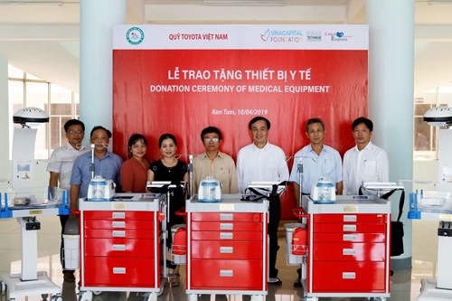 Đại diện các bệnh viện tại Kon Tum được bàn giao thiết bị y tế