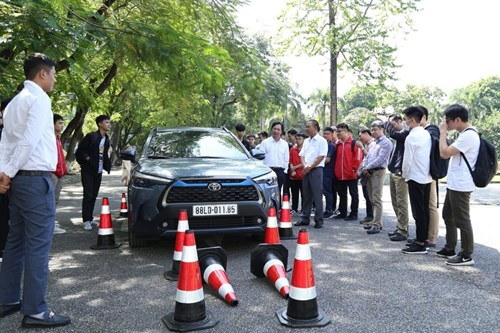 Kỹ thuật viên Toyota hướng dẫn lái xe an toàn cho sinh viên