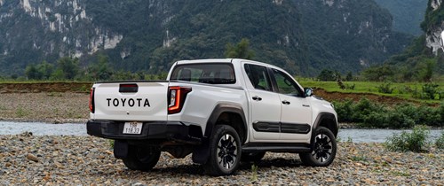 giá xe Toyota Hilux lăn bánh