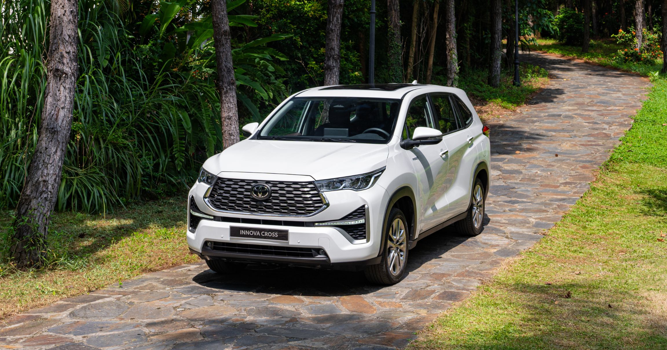 Trải nghiệm Innova Cross Hybrid: Êm, rộng và tiết kiệm