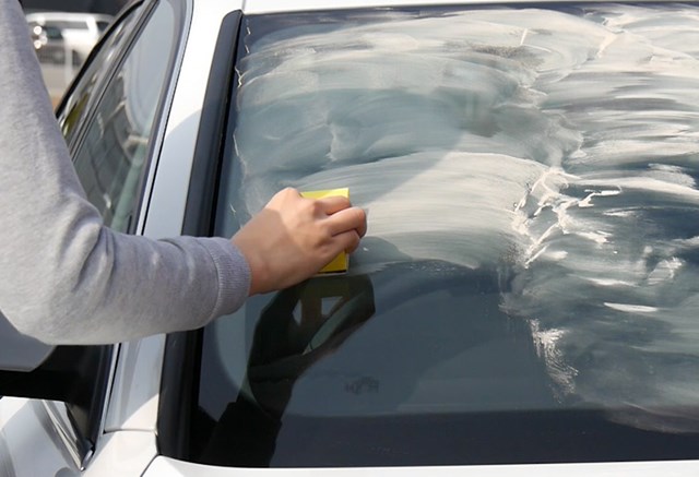 Cách Tẩy Ố Kính Ô Tô Nhanh, Hiệu Quả Dễ Làm Tại Nhà | Toyota