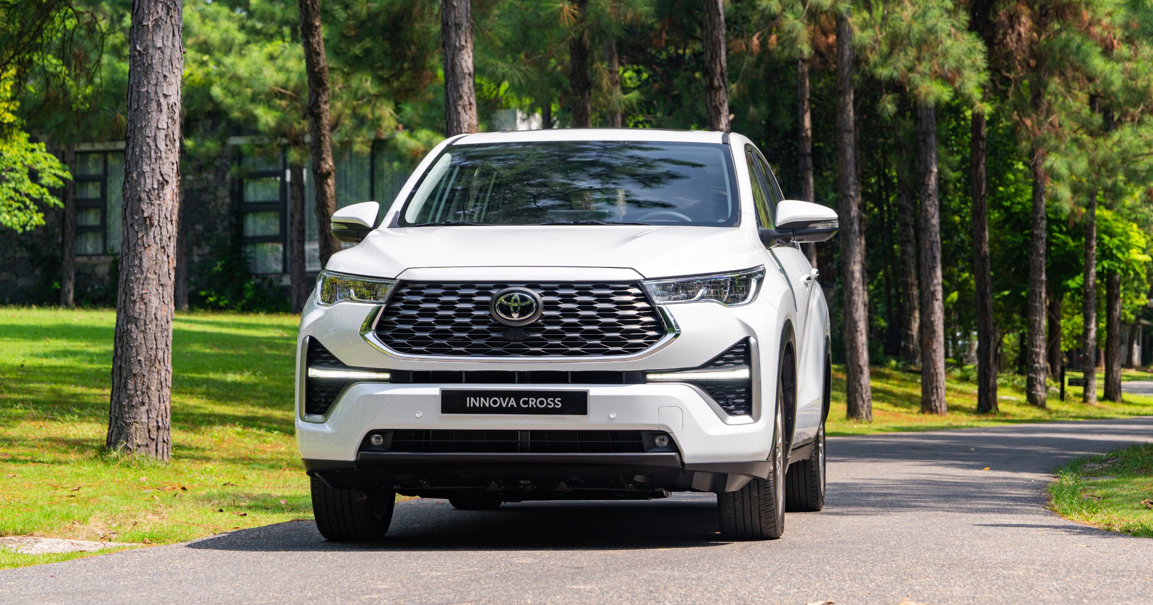Giá xe Toyota mới 2026: Bảng giá niêm yết và lăn bánh 