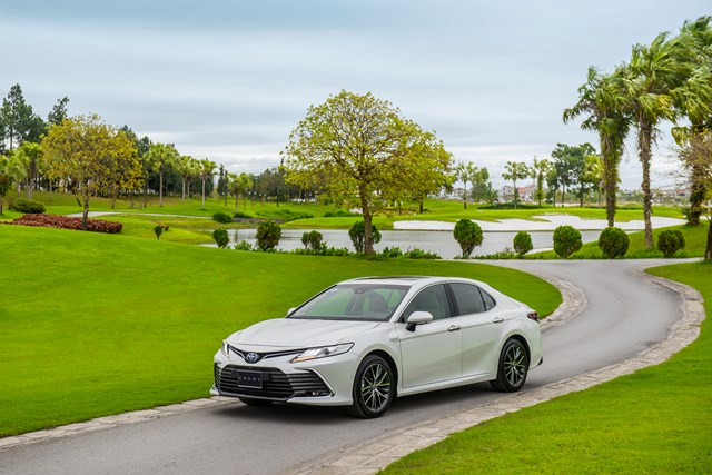 Đánh Giá Toyota Camry: Giá lăn bánh, TSKT xe và ưu đãi 1/2025