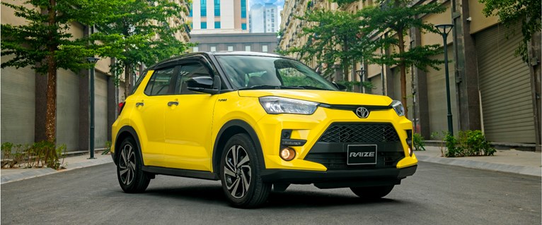 Toyota Raize 2023 màu vàng nóc đen trẻ trung