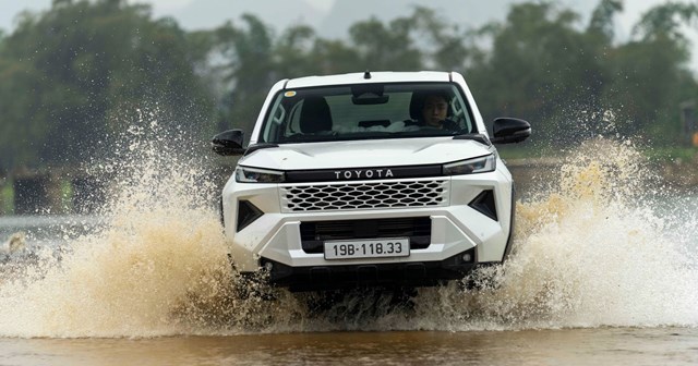 Toyota Hilux 5 chỗ giá lăn bánh: Giá bán và chi phí chi tiết 