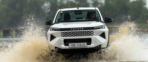 giá xe Toyota Hilux 2026 lăn bánh