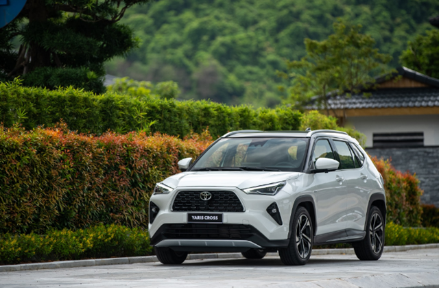 Cách dùng nút sấy kính sau Toyota Yaris Cross