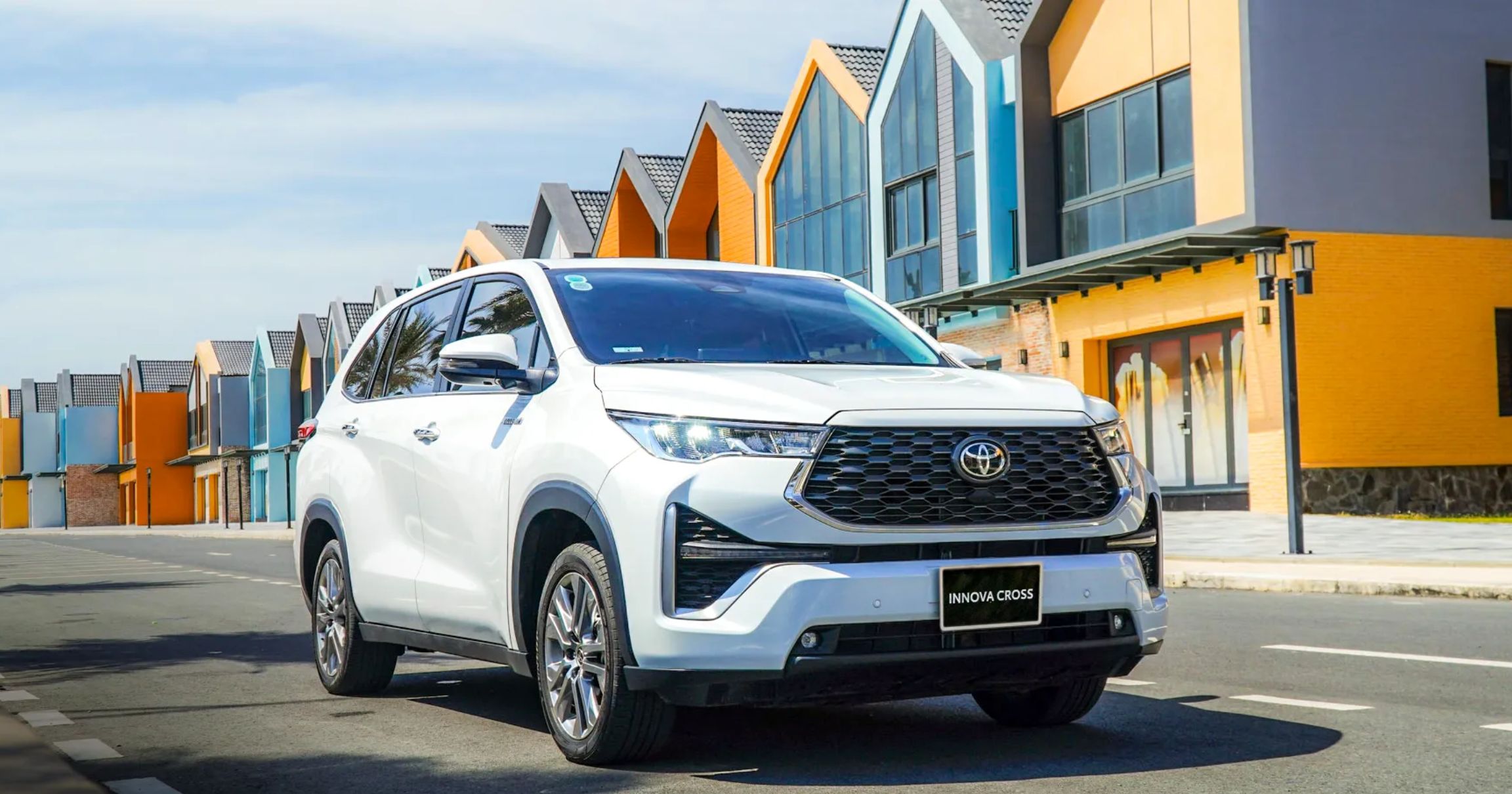 Innova Cross giá lăn bánh bao nhiêu? Chi phí lăn bánh hiện hành  