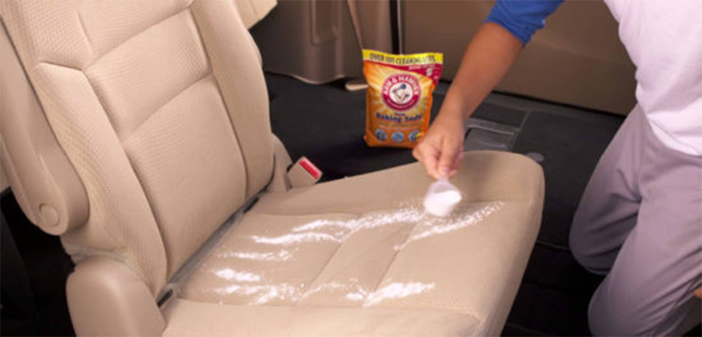 Rắc baking soda lên ghế và thảm