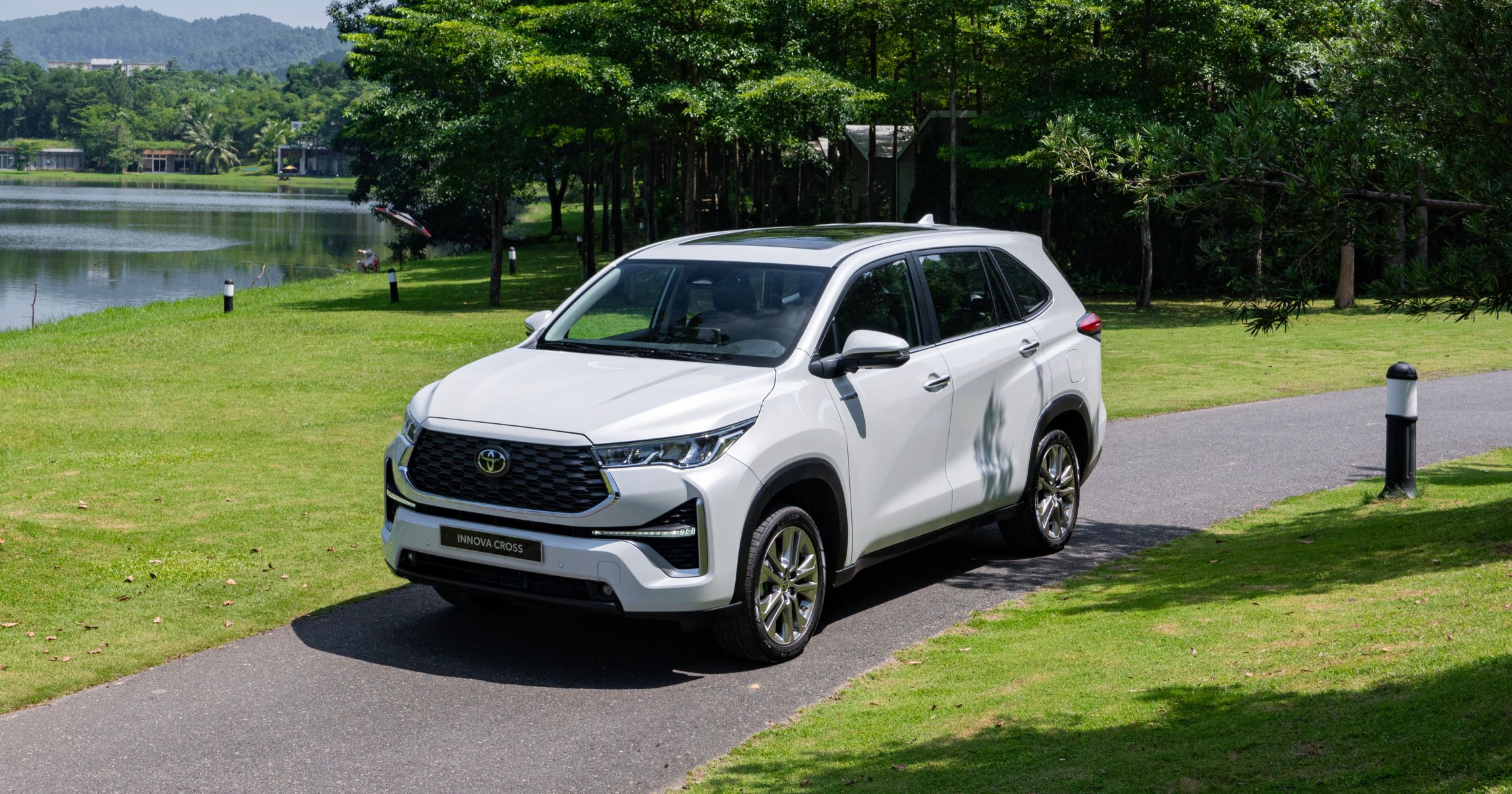 Review Innova Cross HEV: Êm, tiết kiệm, đáng mua? 