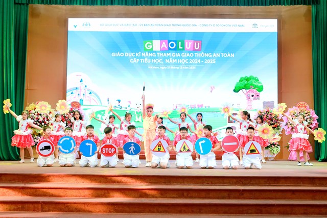 Toyota Việt Nam triển khai chương trình Toyota cùng em học an toàn giao thông năm học 2024 - 2025