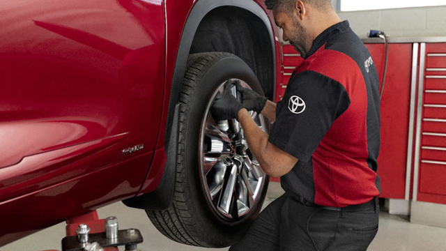 Nổ lốp xe ô tô: 6 nguyên nhân và cách xử lý tức thời