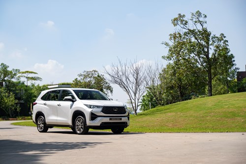 Nên mua xe Toyota Innova Cross trả góp tại đại lý chính hãng để được hỗ trợ thủ tục nhanh gọn và minh bạch (Nguồn: Toyota)