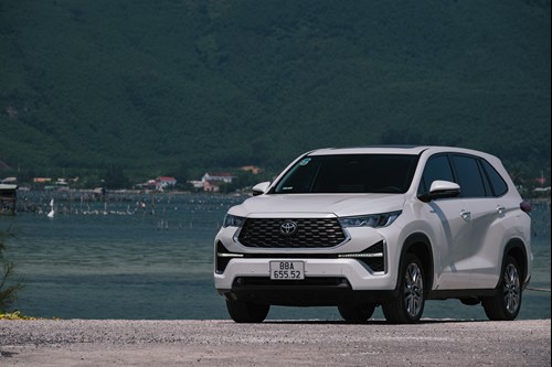 đánh giá innova cross hev