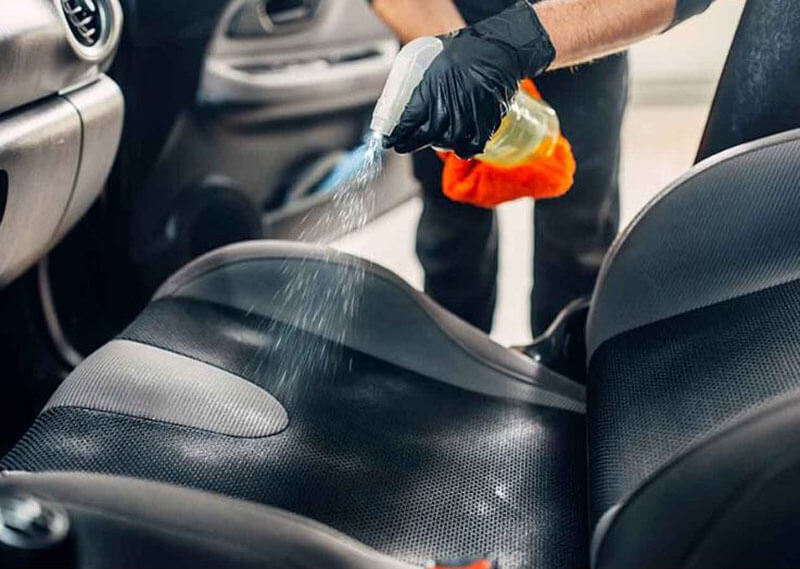 Xịt đều dung dịch vệ sinh chuyên dụng lên vùng ghế nỉ cần làm sạch