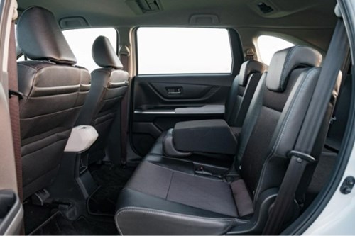 Hàng ghế thứ hai của Toyota Veloz Cross