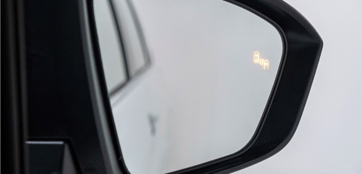Hệ thống cảnh báo điểm mù được trang bị trên Toyota Veloz Cross 2023