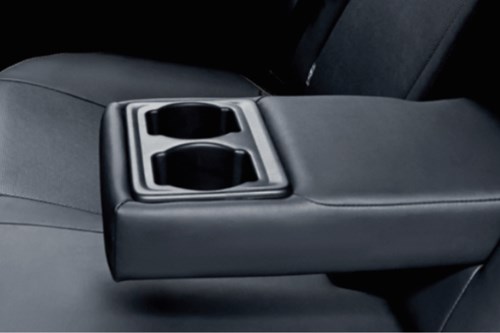 Hình ảnh nội thất xe vios: tựa tay ở hàng ghế sau kèm khay đựng cốc