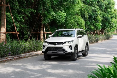 Giá xe Fortuner máy xăng và máy dầu
