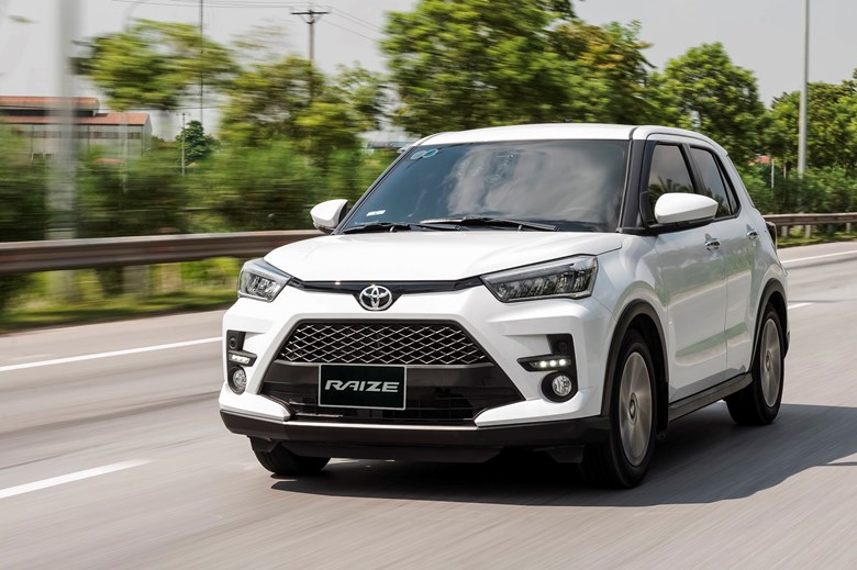 Thân xe Toyota Raize màu trắng ngọc trai