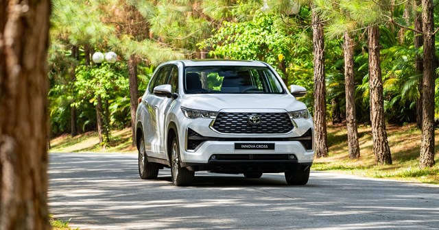 Giá xe Hybrid tại Việt Nam: Giá niêm yết và lăn bánh 