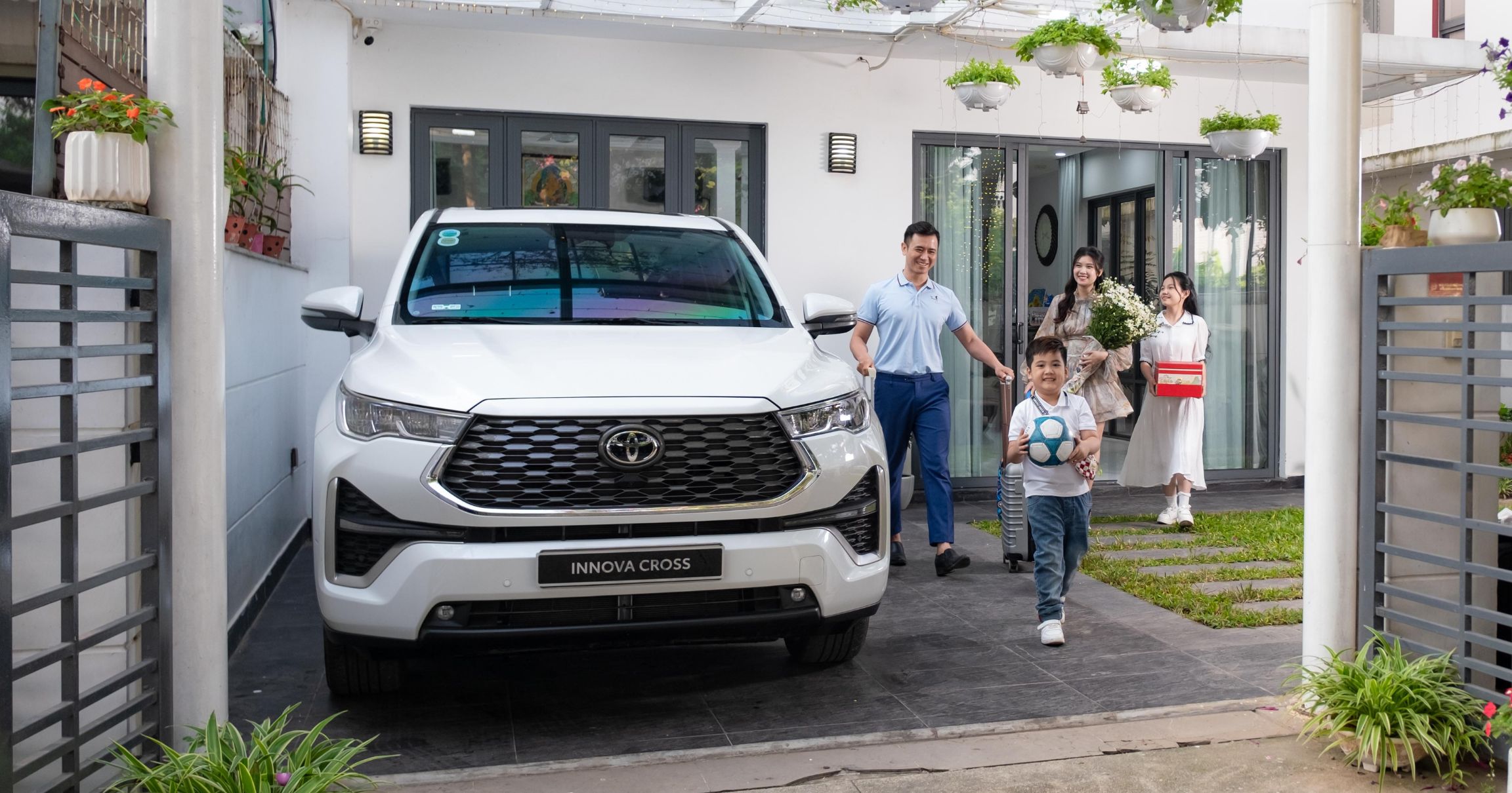 Giá xe Toyota Hybrid: Bảng giá niêm yết và giá lăn bánh  