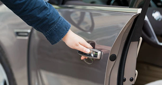 Cách Mở Cửa Xe Ô Tô Đúng Cách Và An Toàn Khi Sử Dụng | Toyota