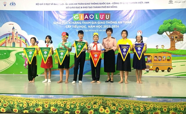 Toyota Việt Nam triển khai chương trình Toyota cùng em học an toàn giao thông năm học 2023 - 2024