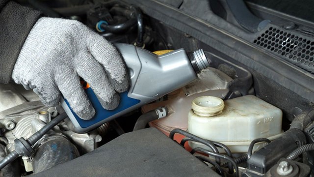 Dầu Phanh Ô Tô Bao Lâu Phải Thay? Cách Kiểm Tra Và Giá | Toyota