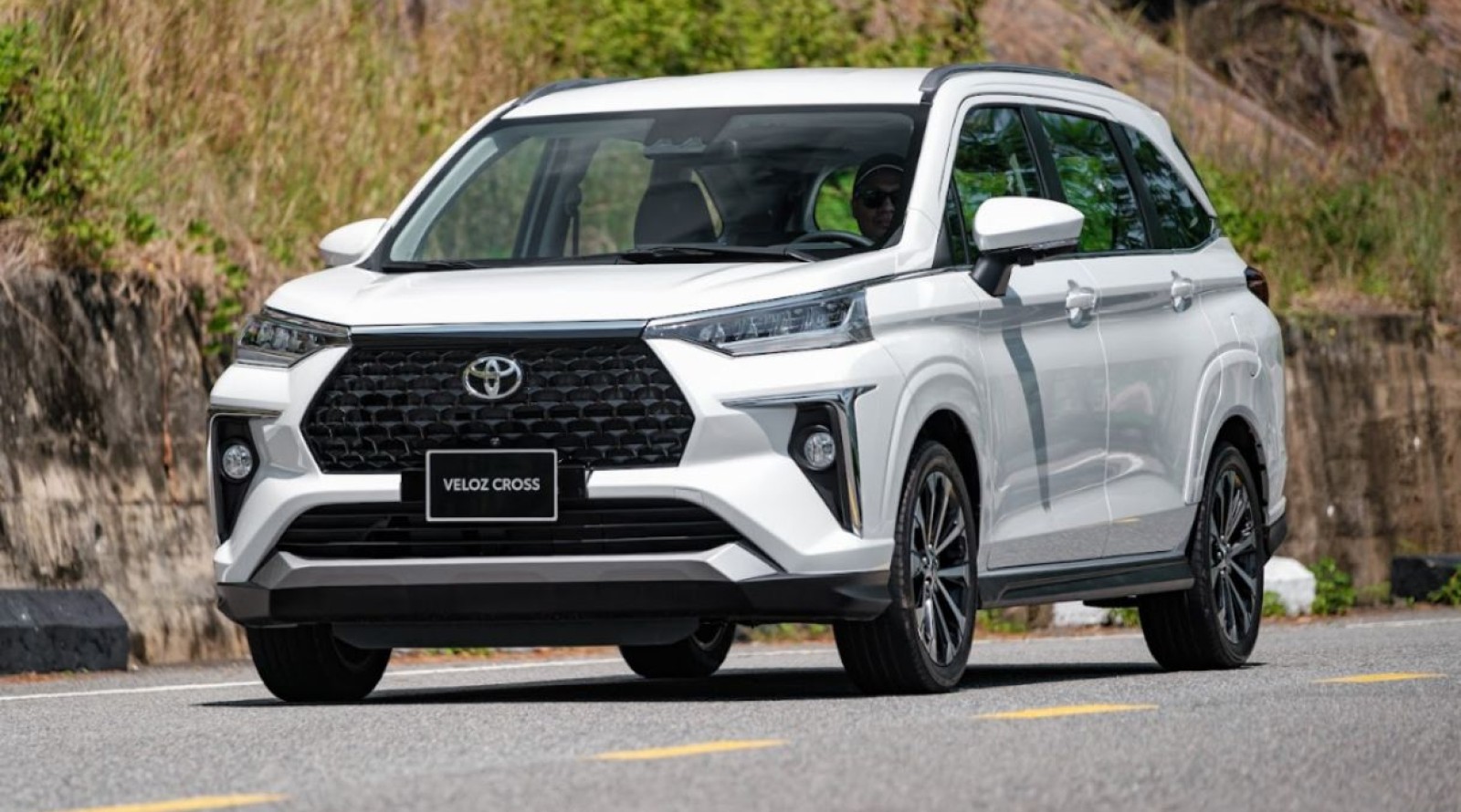 Nội thất Toyota Veloz Cross 2023: Hình ảnh, giá niêm yết và ưu đãi tháng 07/2023