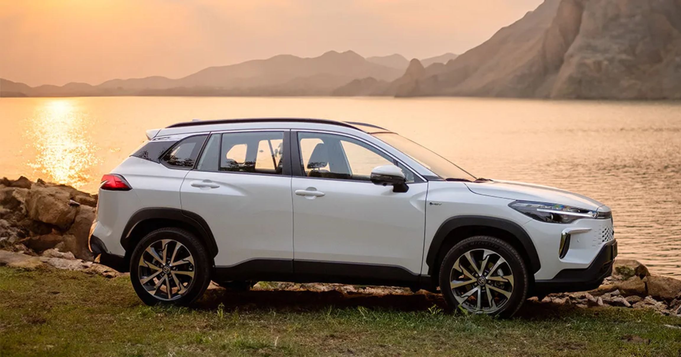Review Toyota Corolla Hybrid: Công nghệ có đáng chọn?