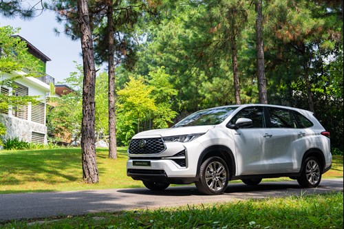đánh giá innova cross hev