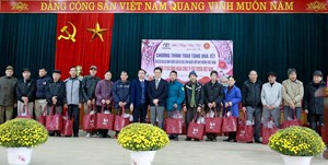 Toyota Việt Nam trao quà Tết cho các hộ gia đình chính sách và trẻ em có hoàn cảnh khó khăn tại tỉnh Vĩnh Phúc năm 2024