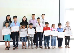 Toyota trao tặng học bổng Vòng tay nhân ái tại Huế