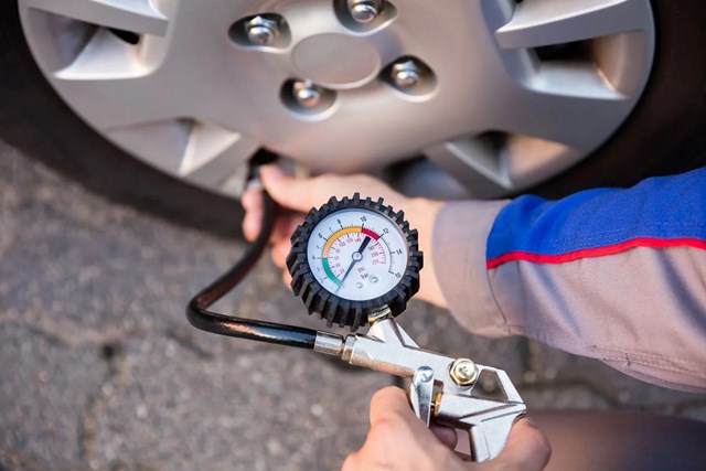 Áp suất lốp là gì? Cách đo áp suất lốp ô tô đúng chuẩn | Toyota
