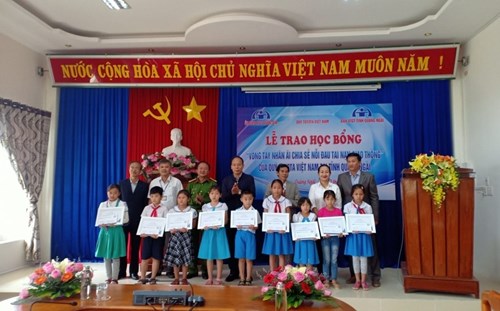 Học sinh nhận học bổng từ quỹ Toyota Việt Nam