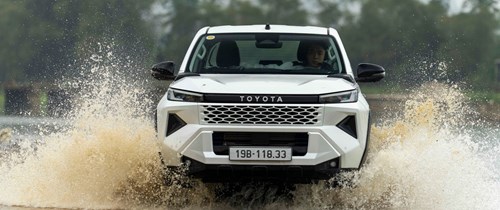 Toyota Hilux 5 chỗ giá lăn bánh
