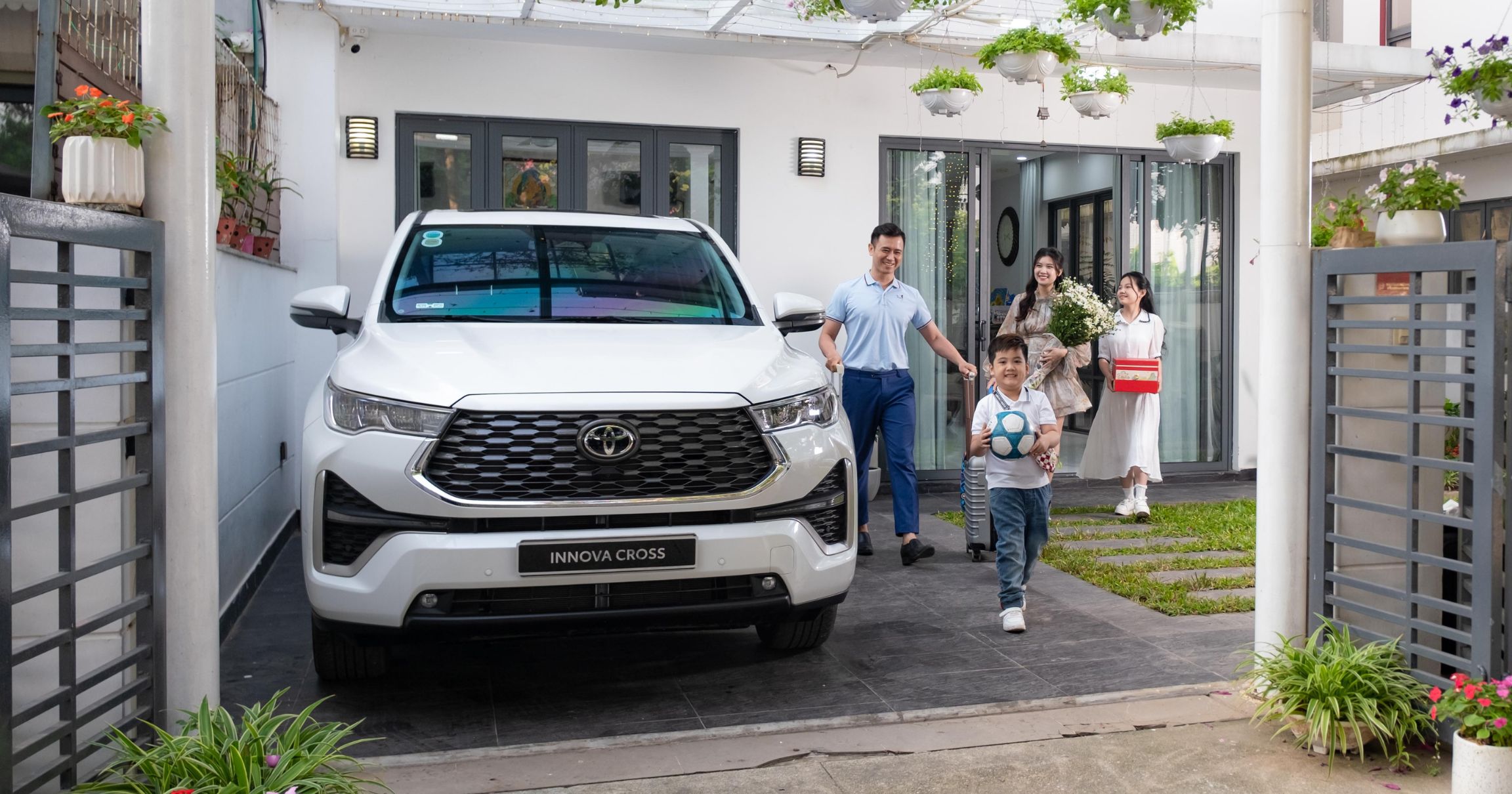 Giá xe Toyota 7 chỗ mới hiện hành và lăn bánh 2026 