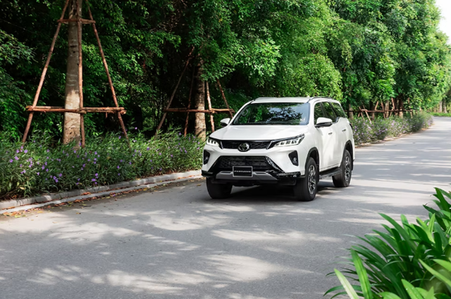 So sánh giá xe Fortuner máy dầu và máy xăng hiện hữu 2026