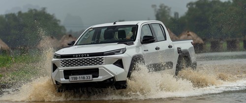 giá xe Toyota Hilux 2026 lăn bánh