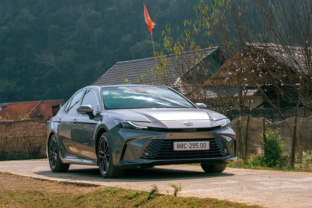 Đánh giá Camry Hybrid: Êm ái, tiết kiệm, đáng mua?
