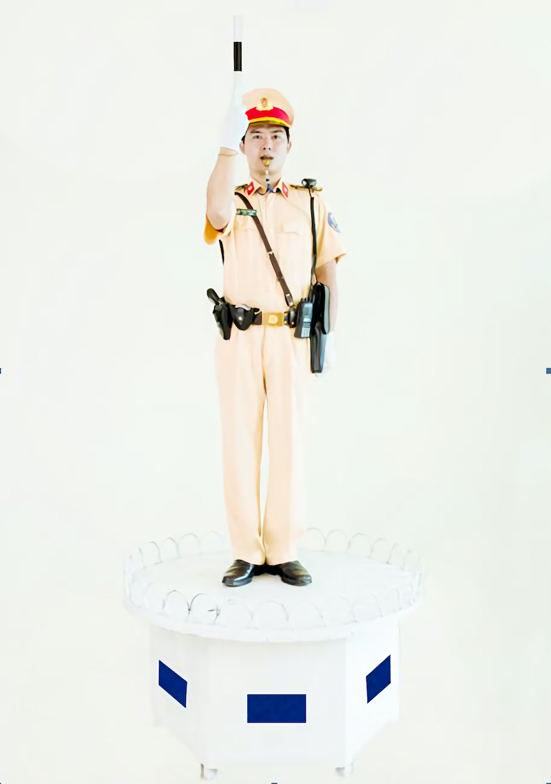 Tay giơ thẳng đứng