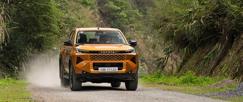 giá xe Toyota Hilux 2026 lăn bánh