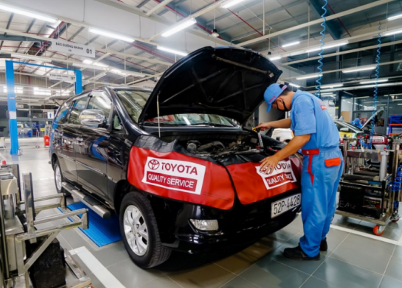 Thay nhớt xe Fortuner máy xăng bao nhiêu lít? Cần lưu ý điều gì?